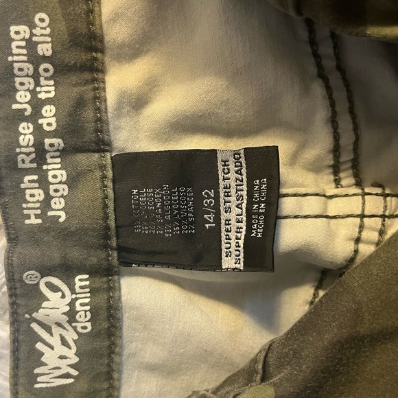 Women’s Camouflage Pants - Picture 2 of 8